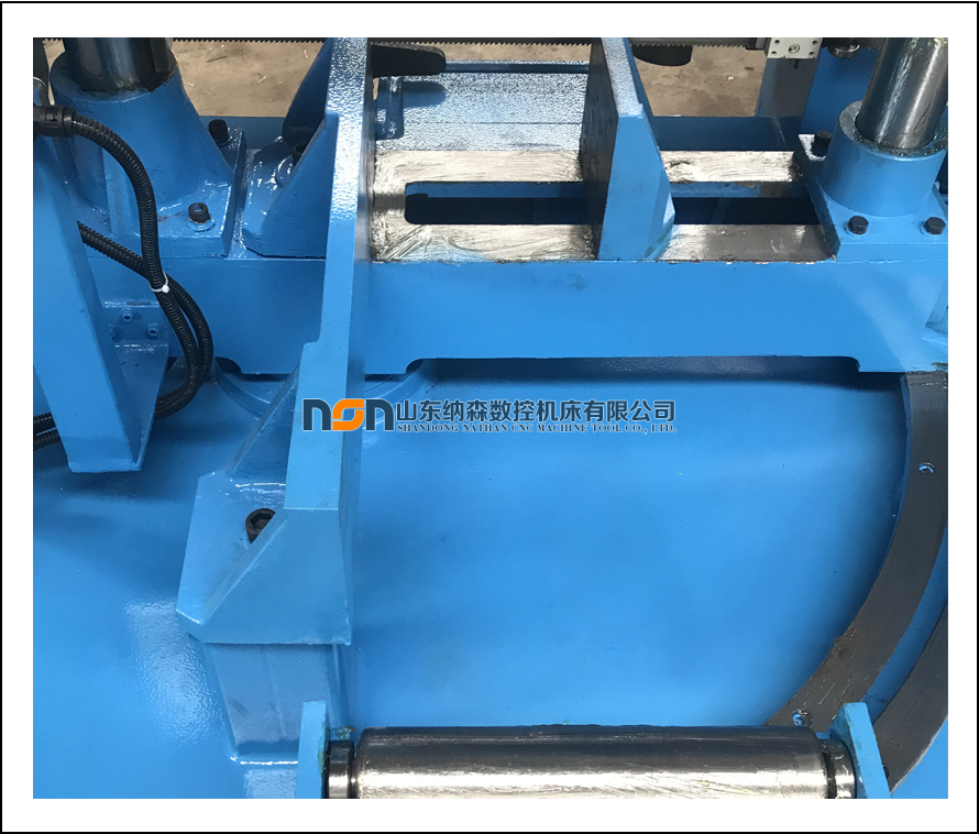 GT4230轉(zhuǎn)角度帶鋸床圖片